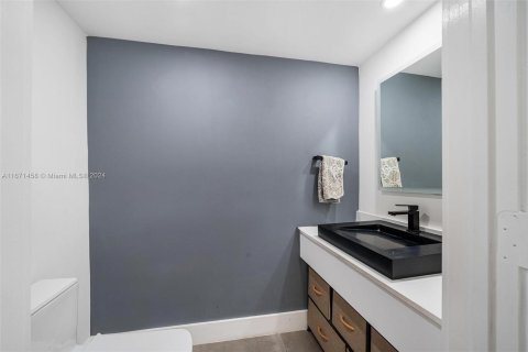 Condo in Miami, Florida, 1 bedroom  № 1398222 - photo 10