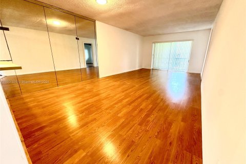 Condo in Pembroke Pines, Florida, 2 bedrooms  № 1345456 - photo 3