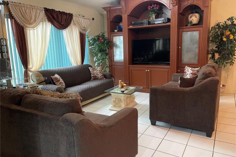 House in Hialeah, Florida 3 bedrooms, 123.56 sq.m. № 1345467 - photo 6