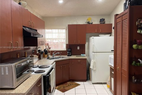 House in Hialeah, Florida 3 bedrooms, 123.56 sq.m. № 1345467 - photo 7