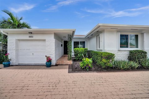 Villa ou maison à vendre à Surfside, Floride: 3 chambres, 157.28 m2 № 618780 - photo 1