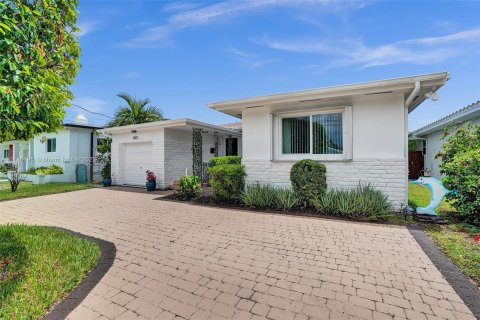 Villa ou maison à vendre à Surfside, Floride: 3 chambres, 157.28 m2 № 618780 - photo 3