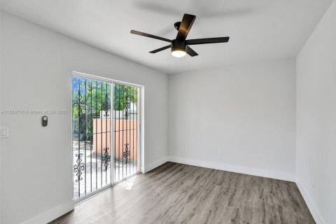 Townhouse in Miami, Florida 3 bedrooms, 128.67 sq.m. № 1117703 - photo 6