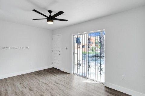 Townhouse in Miami, Florida 3 bedrooms, 128.67 sq.m. № 1117703 - photo 4