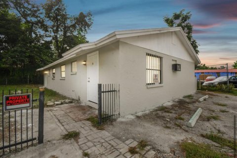 Immobilier commercial à vendre à Tampa, Floride: 130.43 m2 № 1302317 - photo 1