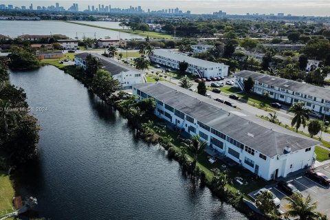 Condominio en venta en Miami Gardens, Florida, 1 dormitorio, 66.05 m2 № 975355 - foto 25