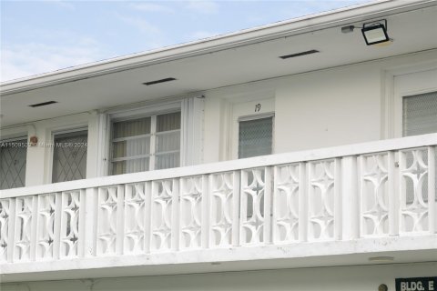 Condominio en venta en Miami Gardens, Florida, 1 dormitorio, 66.05 m2 № 975355 - foto 3