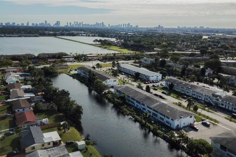 Condominio en venta en Miami Gardens, Florida, 1 dormitorio, 66.05 m2 № 975355 - foto 26