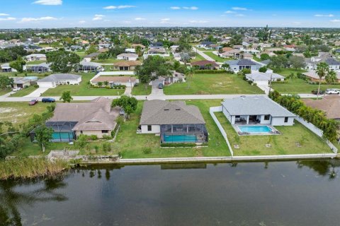 Villa ou maison à vendre à Cape Coral, Floride: 4 chambres, 186.36 m2 № 875486 - photo 12