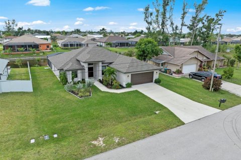 Villa ou maison à vendre à Cape Coral, Floride: 4 chambres, 186.36 m2 № 875486 - photo 3