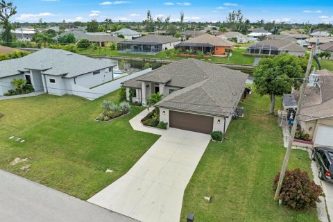 Villa ou maison à vendre à Cape Coral, Floride: 4 chambres, 186.36 m2 № 875486 - photo 1