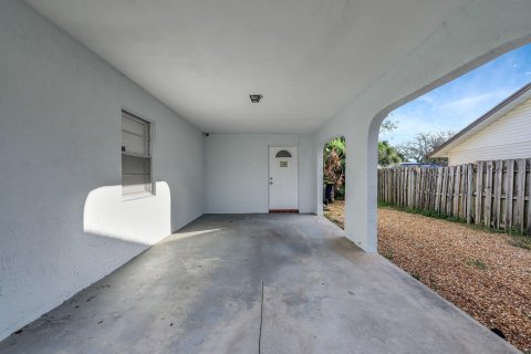 House in Stuart, Florida 2 bedrooms, 124.77 sq.m. № 976772 - photo 2