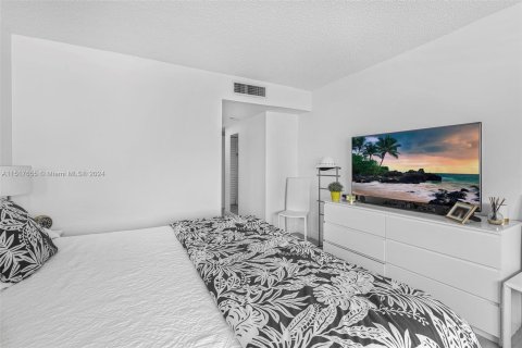 Condo in Hallandale Beach, Florida, 2 bedrooms  № 958923 - photo 12