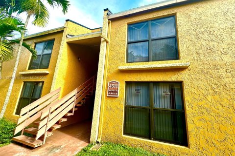 Condo in Tamarac, Florida, 2 bedrooms  № 1355378 - photo 1