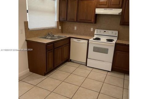 Condo in Tamarac, Florida, 2 bedrooms  № 1355378 - photo 5