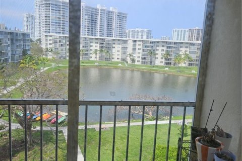 Condo in Aventura, Florida, 1 bedroom  № 1237875 - photo 1