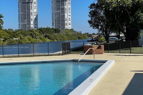 Condo in Aventura, Florida, 1 bedroom  № 1220979 - photo 2