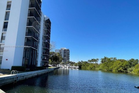 Condo in Aventura, Florida, 1 bedroom  № 1220979 - photo 1