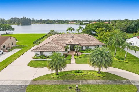 Villa ou maison à vendre à Davie, Floride: 4 chambres, 427.35 m2 № 929234 - photo 1