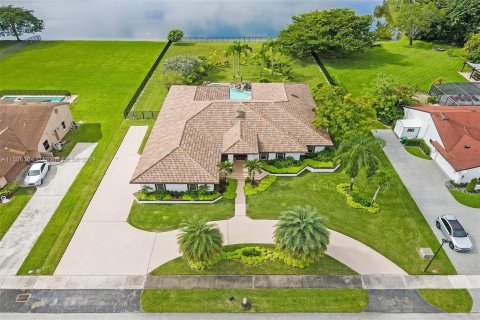 Villa ou maison à vendre à Davie, Floride: 4 chambres, 427.35 m2 № 929234 - photo 3