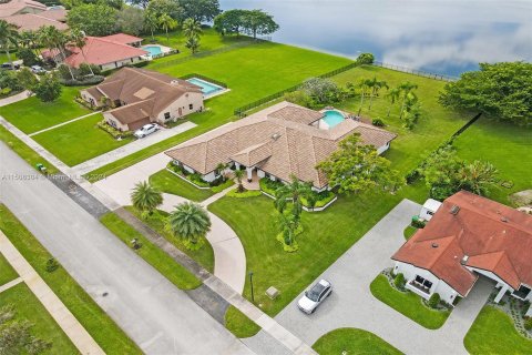 Villa ou maison à vendre à Davie, Floride: 4 chambres, 427.35 m2 № 929234 - photo 4