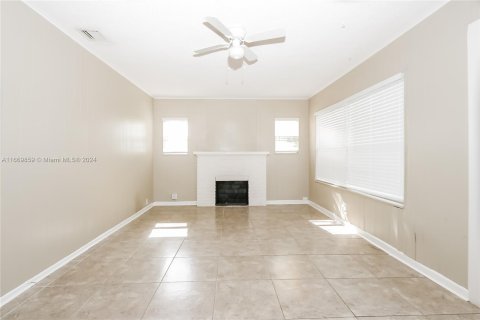 House in West Palm Beach, Florida 3 bedrooms, 101.08 sq.m. № 1388062 - photo 7