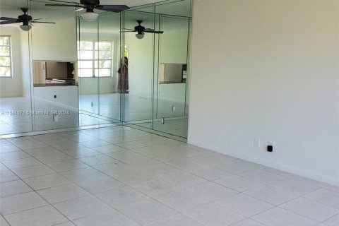 Condominio en venta en Hallandale Beach, Florida, 1 dormitorio, 99.5 m2 № 1188419 - foto 17