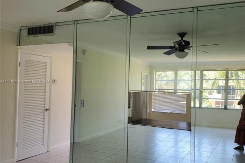 Condominio en venta en Hallandale Beach, Florida, 1 dormitorio, 99.5 m2 № 1188419 - foto 9