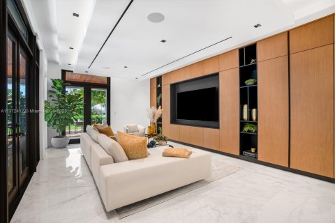Casa en venta en Miami, Florida, 6 dormitorios, 588.44 m2 № 434653 - foto 25