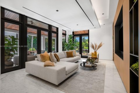 Villa ou maison à vendre à Miami, Floride: 6 chambres, 588.44 m2 № 434653 - photo 23