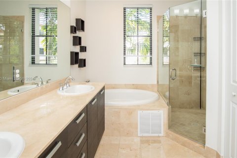 Townhouse in Doral, Florida 3 bedrooms, 226.5 sq.m. № 1171509 - photo 18