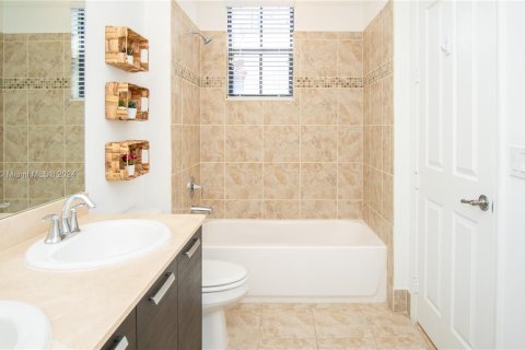 Townhouse in Doral, Florida 3 bedrooms, 226.5 sq.m. № 1171509 - photo 22