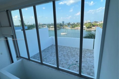 Townhouse in Miami Beach, Florida 3 bedrooms, 222.32 sq.m. № 1186824 - photo 11