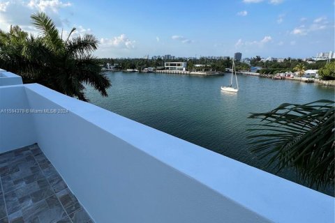 Townhouse in Miami Beach, Florida 3 bedrooms, 222.32 sq.m. № 1186824 - photo 17