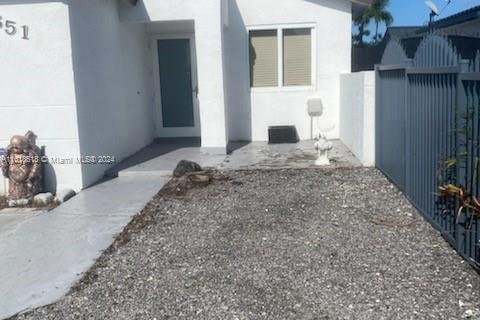 House in Miami, Florida 3 bedrooms, 132.85 sq.m. № 1240024 - photo 1