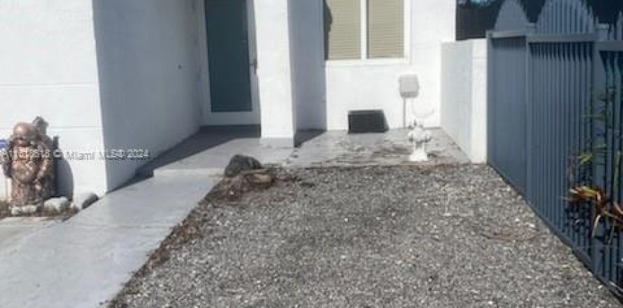 House in Miami, Florida 3 bedrooms, 132.85 sq.m. № 1240024