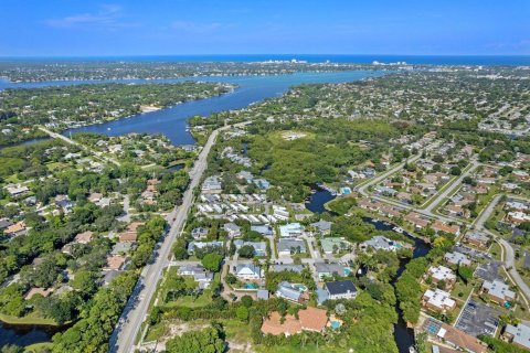 House in Jupiter, Florida 4 bedrooms, 240.34 sq.m. № 1180316 - photo 2