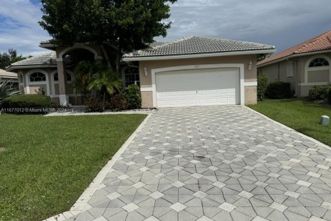 House in Coral Springs, Florida 4 bedrooms, 211.63 sq.m. № 1402822 - photo 1