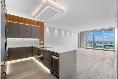 Condo in Miami, Florida, 3 bedrooms  № 1402862 - photo 11