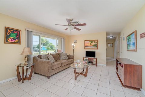 House in Fort Myers, Florida 3 bedrooms, 129.97 sq.m. № 1115393 - photo 5