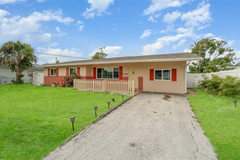 House in Fort Myers, Florida 3 bedrooms, 129.97 sq.m. № 1115393 - photo 2