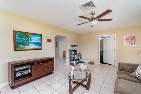 House in Fort Myers, Florida 3 bedrooms, 129.97 sq.m. № 1115393 - photo 4