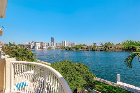 Adosado en venta en Aventura, Florida, 4 dormitorios, 297.29 m2 № 1078941 - foto 18