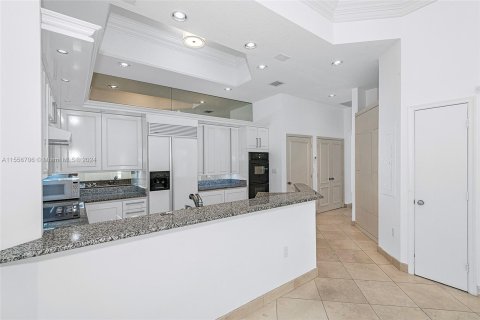 Townhouse in Aventura, Florida 4 bedrooms, 297.29 sq.m. № 1078941 - photo 13