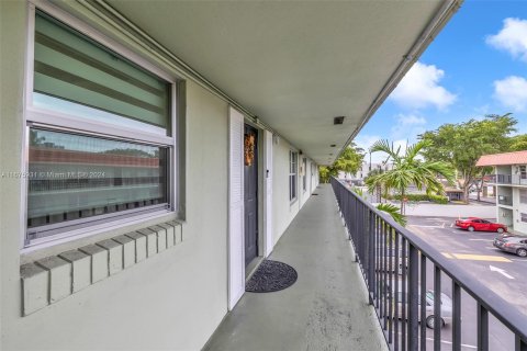 Condo in Oakland Park, Florida, 2 bedrooms  № 1401421 - photo 24