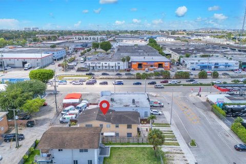 Propiedad comercial en venta en Hialeah, Florida, 272.76 m2 № 1171573 - foto 17