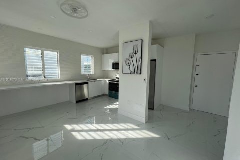 Condo in Miami Beach, Florida, 1 bedroom  № 958567 - photo 2