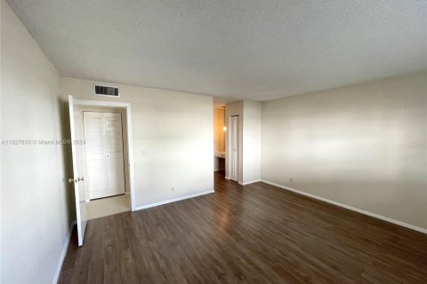 Condo in Lauderhill, Florida, 1 bedroom  № 1281734 - photo 23