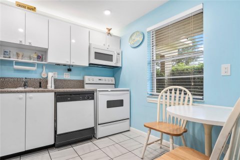 Condo in Delray Beach, Florida, 2 bedrooms  № 1409199 - photo 6