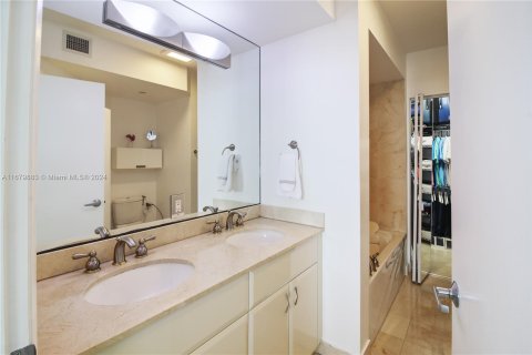 Condo in Miami Beach, Florida, 2 bedrooms  № 1409203 - photo 26